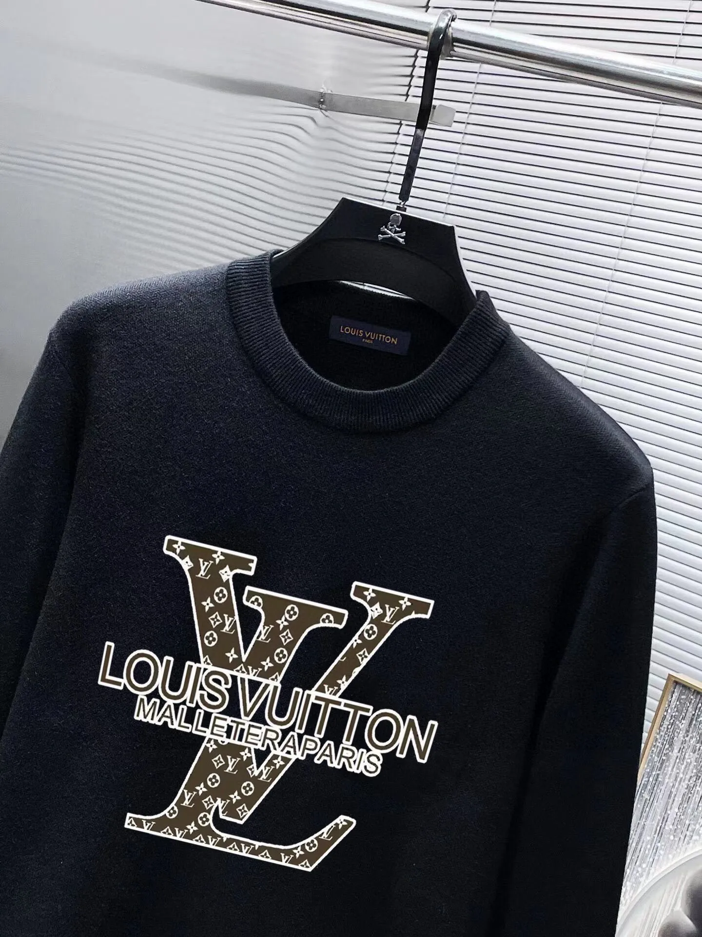 🅿️240 【LV Louis Vuitton】Autumn and winter classic round neck pullover sweater, in full condition! ! ! Wool blended fabric, the latest model in 2025, golden ratio! ! Slim-fitting soft gold, versatile and practical item, the combination and practicality are extremely powerful, simple and elegant, and classy! To create your own style, it is highly recommended to buy it in two colors. The standard slim fit tailoring process is suitable for both young and old men. It is knitted from wool and will not cause any discomfort! While keeping warm, it is stylish, textured and wearable, and the classic logo with contrasting colors on the chest feels in place! ! Recommended for regular customers! ! Size M-3XL (maximum wear: 190 pounds)
